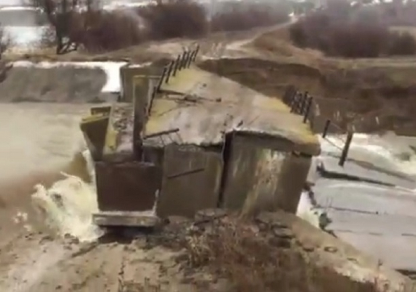 На видео попал прорыв плотины в селе Волгоградской области 