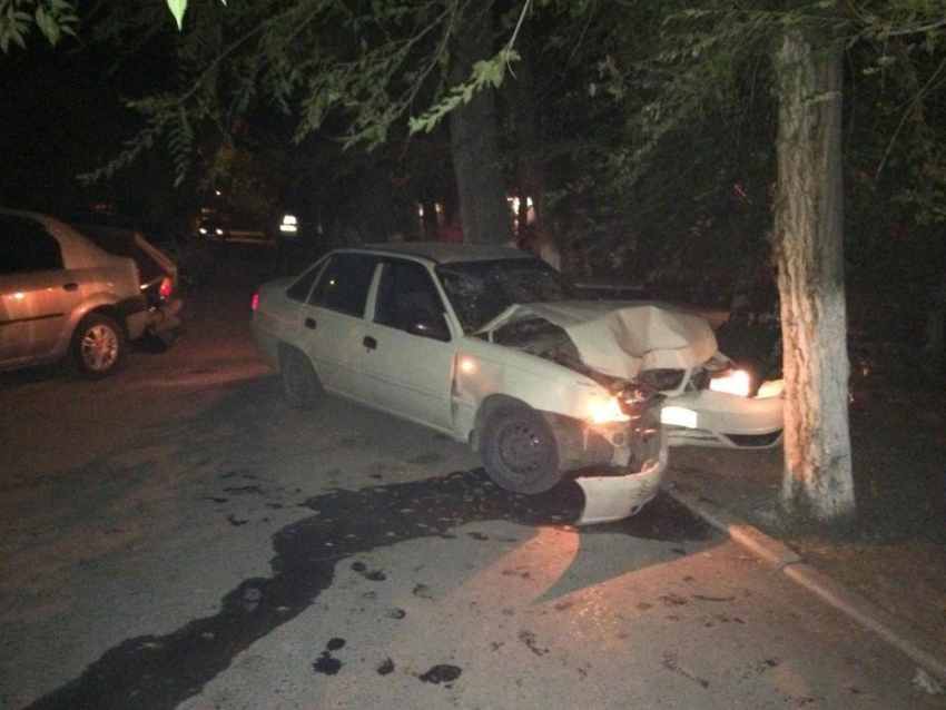 В Волгограде автоледи протаранила 2 машины и «вписалась» в дерево