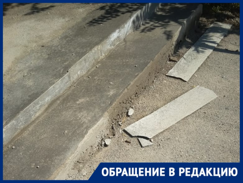В Волгограде лестница у Первой Продольной развалилась спустя неделю после ремонта