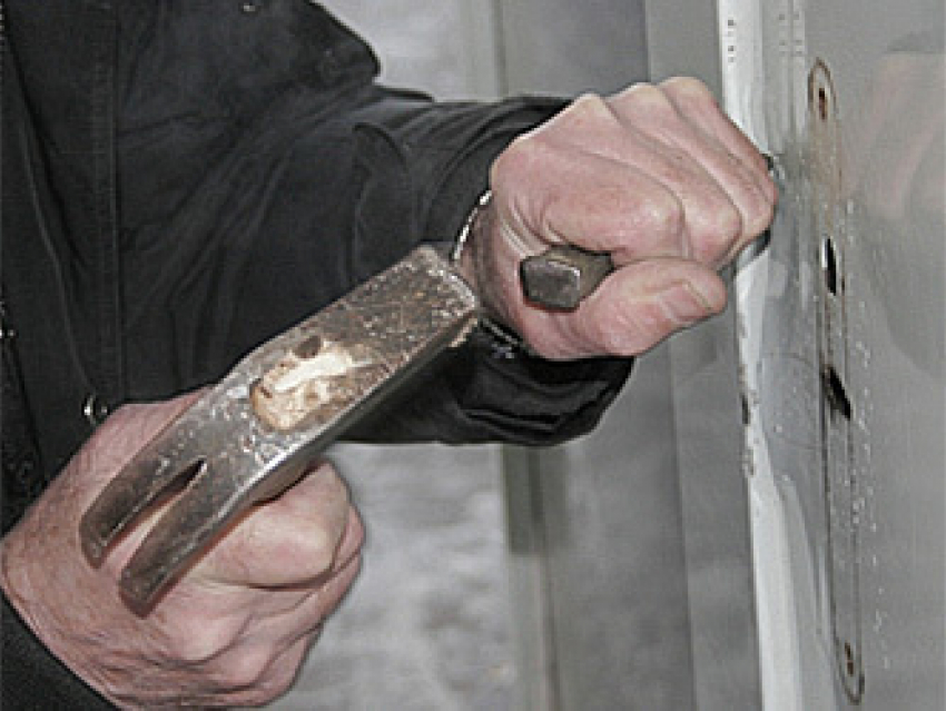 На севере Волгограда спасатели будили 11-летнего мальчика спецсредством