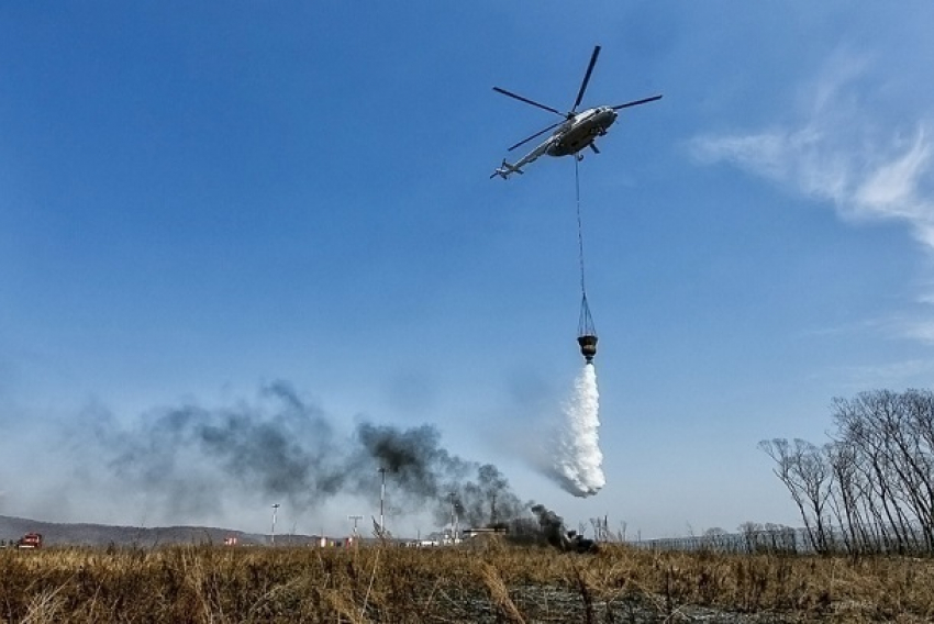 Вертолеты борются с пожарами в Волгоградской области