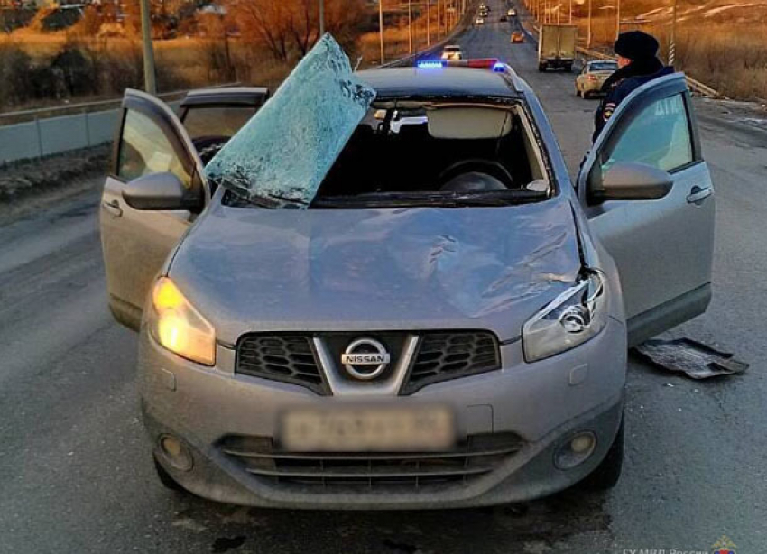 Ледяная глыба пробила лобовое стекло Nissan и голову водителя в Волгограде