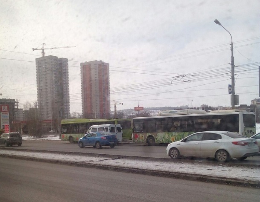 Война на дорогах Волгограда продолжается: водитель автобуса спровоцировал ДТП с маршруткой 