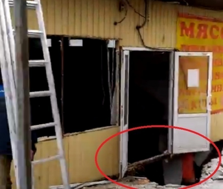 Колбасный магазин провалился в яму с водой на севере Волгограда 