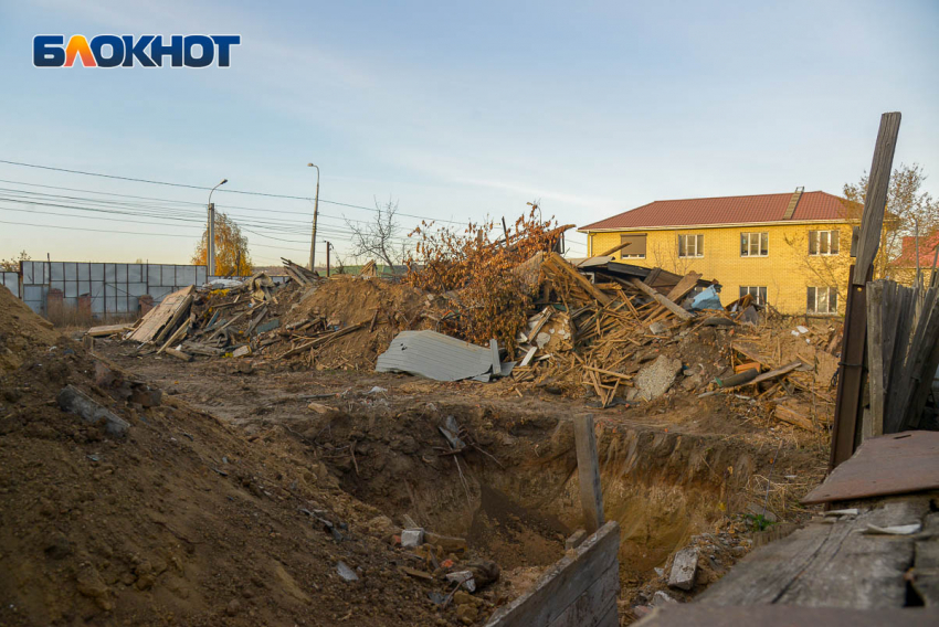 Тело женщины найдено в горе мусора заброшенного дома в Камышине