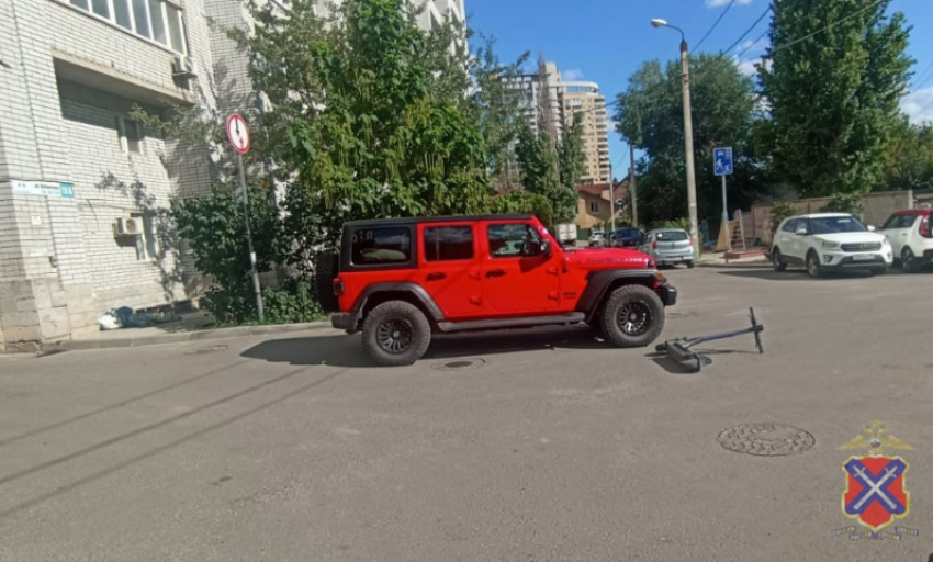 Внедорожник сшиб ребенка на электросамокате в центре Волгограда