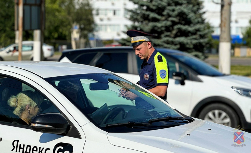 Полицейская облава на таксистов попала на видео в Волгограде 