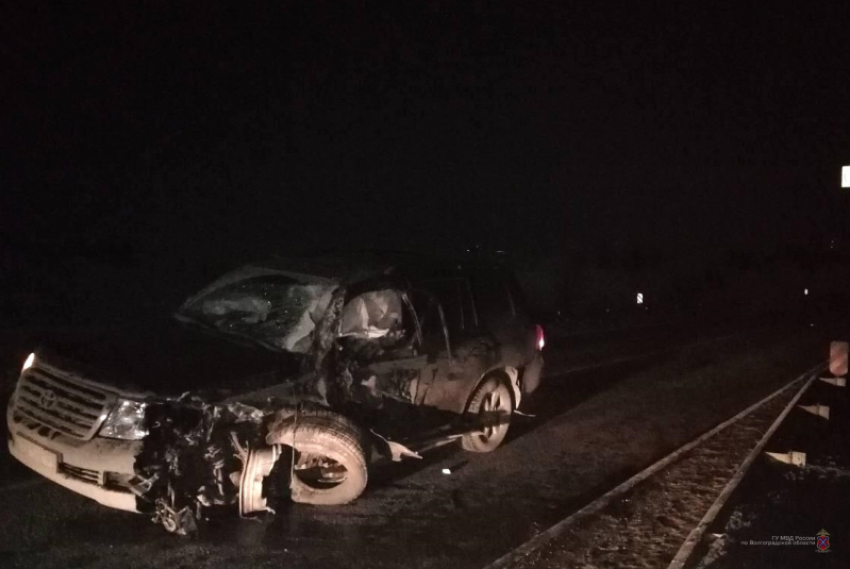 Land Cruiser протаранил КамАЗ в Волгоградской области: водитель КамАЗа в больнице