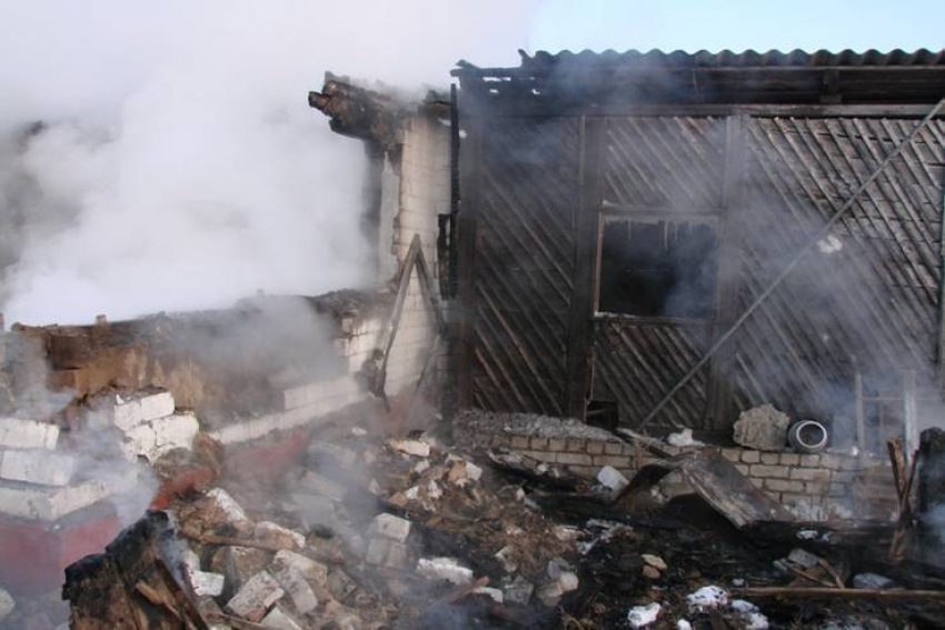 Под Волгоградом жертвой пожара стали родители и маленький сын