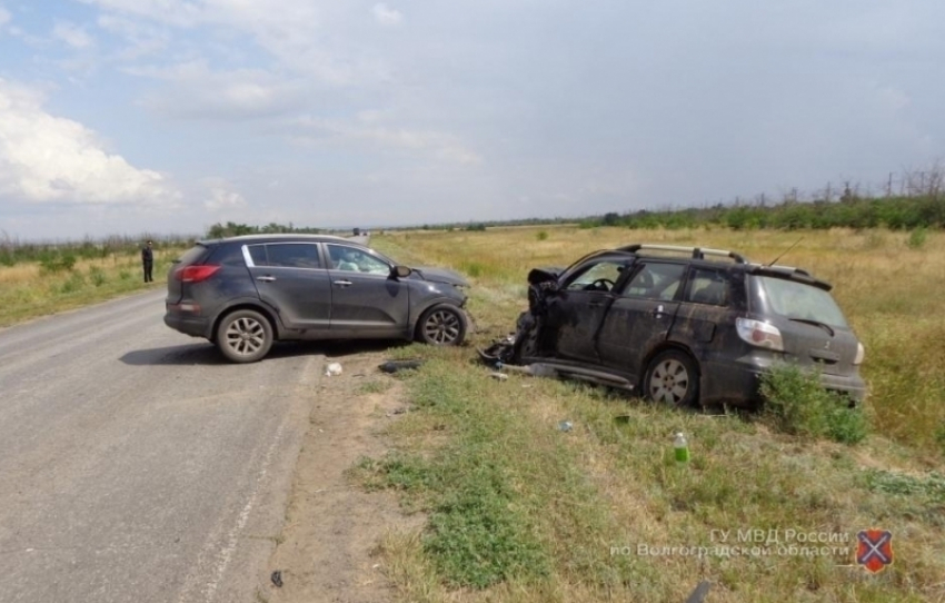 Лихач на Kia Sportage покалечил трех человек и погиб в лобовом ДТП под Волгоградом