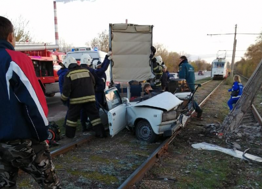 Стали известны подробности ДТП в Волжском, где в груде металла чудом выжил водитель и его пассажир