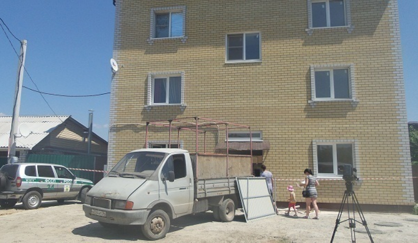 Дом «вне закона»: в Волгограде сносят «малоэтажку» вместе с маленькими детьми и беременной женщиной