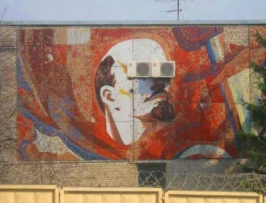 Волгоградцы «залепили» Ленину глаза старыми кондиционерами