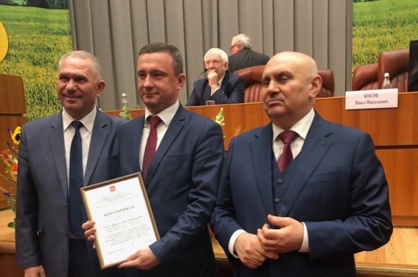 Сын советника волгоградского губернатора устроил фотосессию с членами Совета Федерации