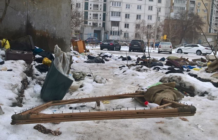 Горы строительного мусора вместо детской площадки, - волгоградцы негодуют от бездействия главы Дзержинского района