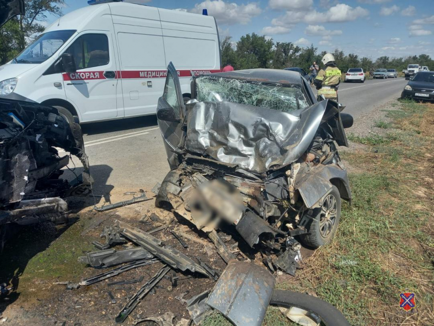 Маневр «камикадзе» убил водителя в сплющенном ВАЗ под Волгоградом 