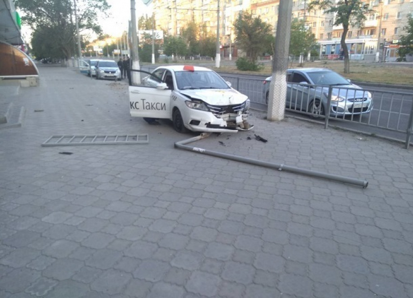  Уснувший за рулем водитель такси протаранил дорожное ограждение на севере Волгограда