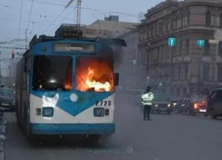 В центре Волгограда загорелся троллейбус №10 с пассажирами 
