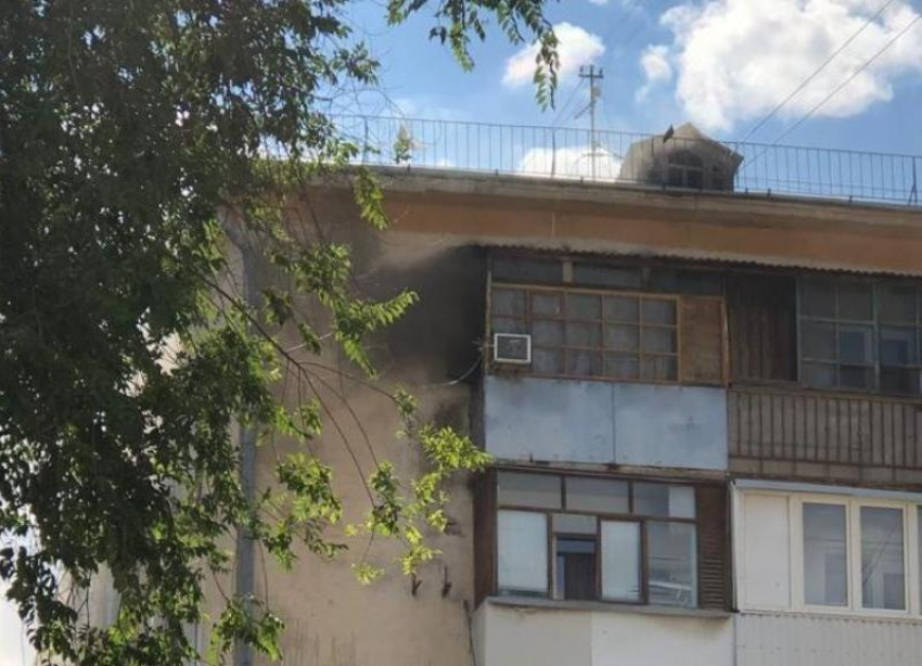Мужчина и женщина выжили в пожаре в 5-этажках в Волгограде