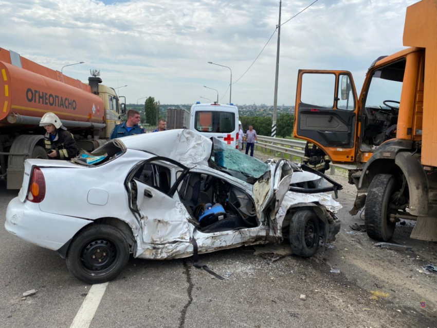 Страшная авария в Волгограде: Chevrolet влетела в грузовик, погиб 6-летний ребенок