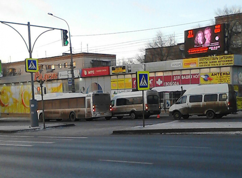 Автобус и маршрутка столкнулись на западе Волгограда