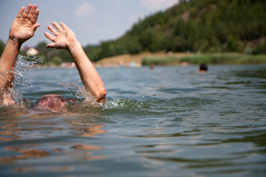 В Волгограде парень пытался научить девушку плавать и утонул