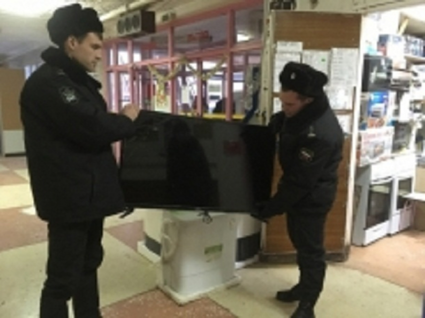 В Волгоградской области бывшая жена выследила супруга-должника в магазине электроники