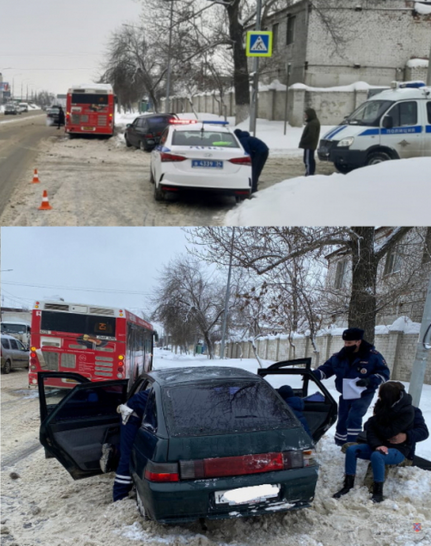 На видео попало, как автобус снес легковушку в Волгограде 