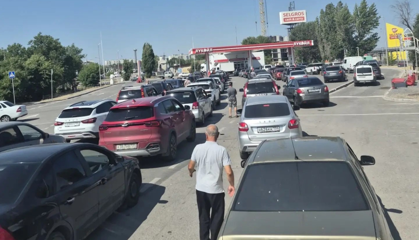 Штрафом пригрозили стоящим в диких очередях на АЗС в Волгограде 