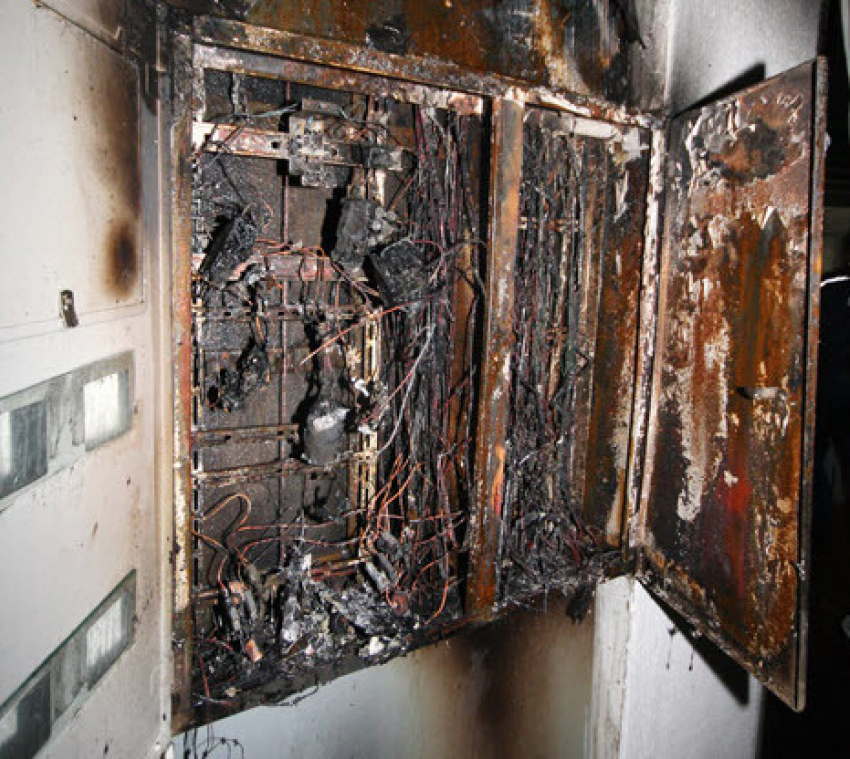 Короткое замыкание выгнало на улицу 64 жильцов многоэтажки в Волгограде