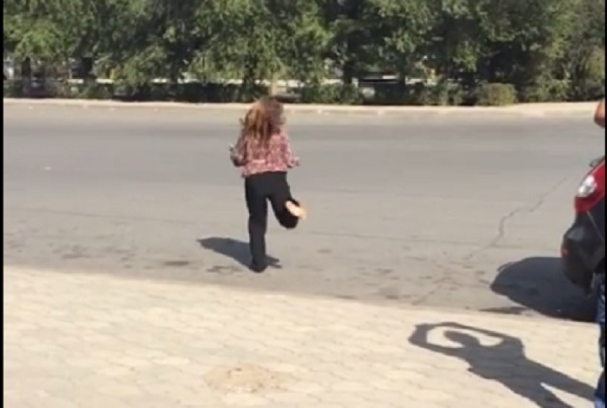 Разутая волжанка шокировала местных жителей зажигательным танцем на дороге