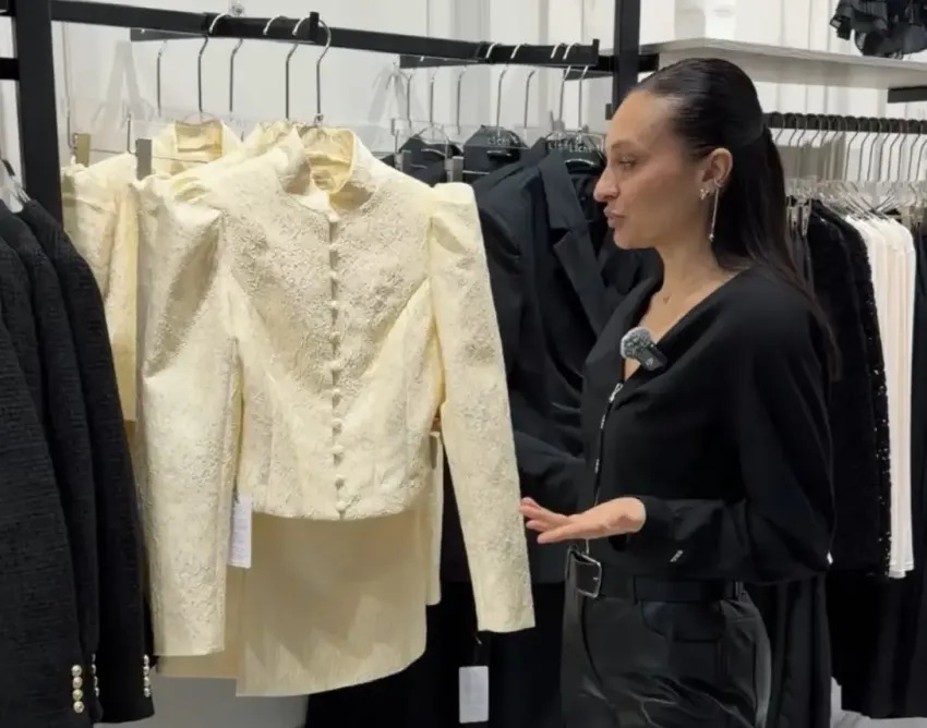 Костюм с мини-юбкой: грамотная инвестиция в ваш гардероб