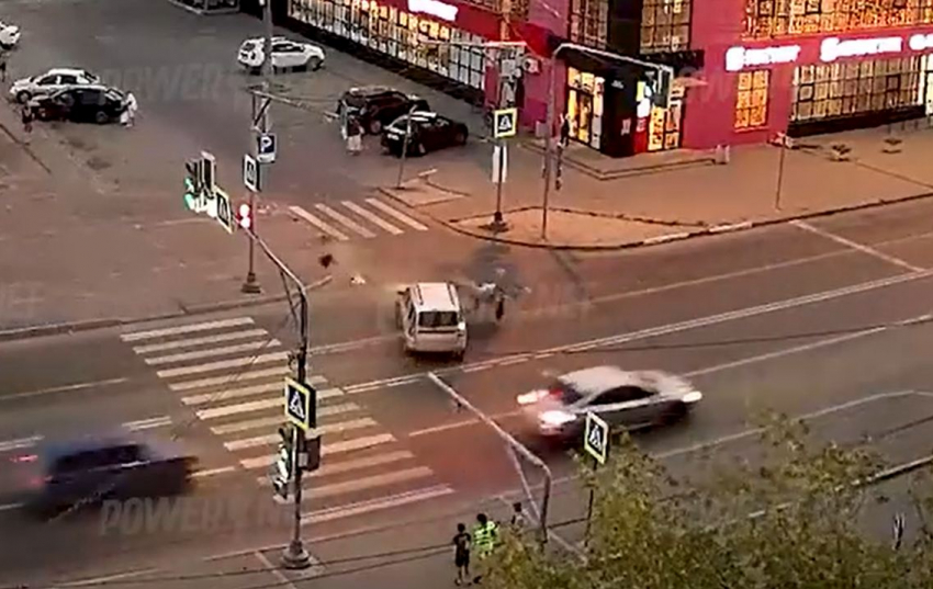 Больно смотреть: эпичный кувырок мотоциклиста через авто попал на видео в Волжском