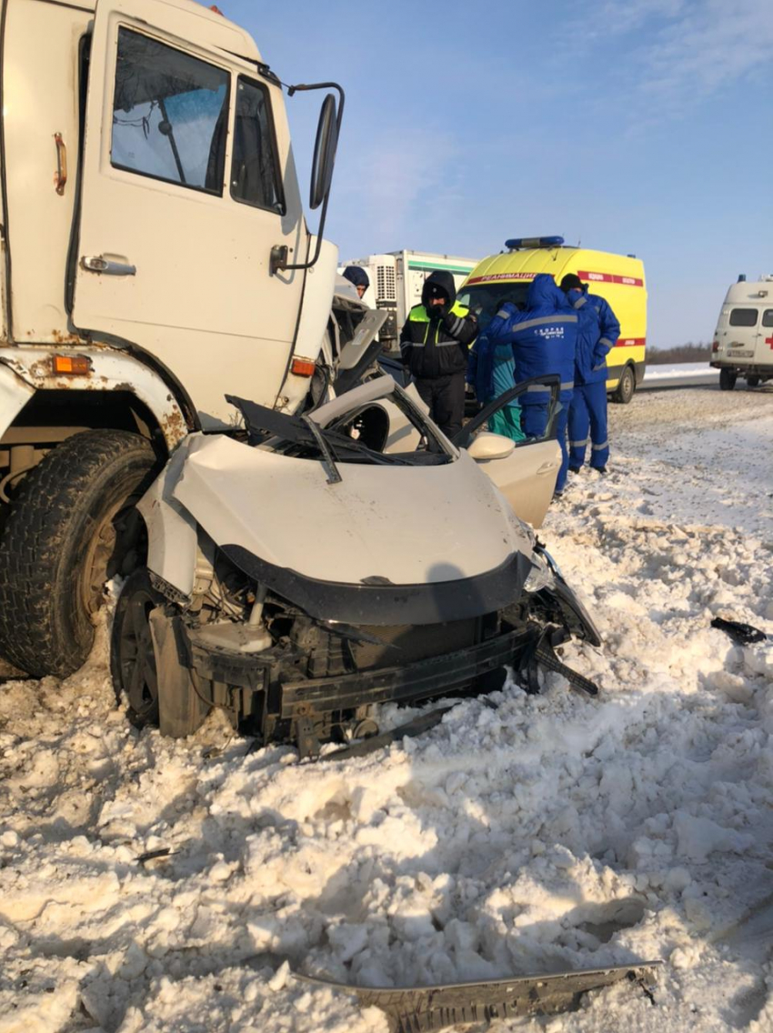 В жутком массовом ДТП под Волгоградом грузовик раздавил 38-летнего водителя