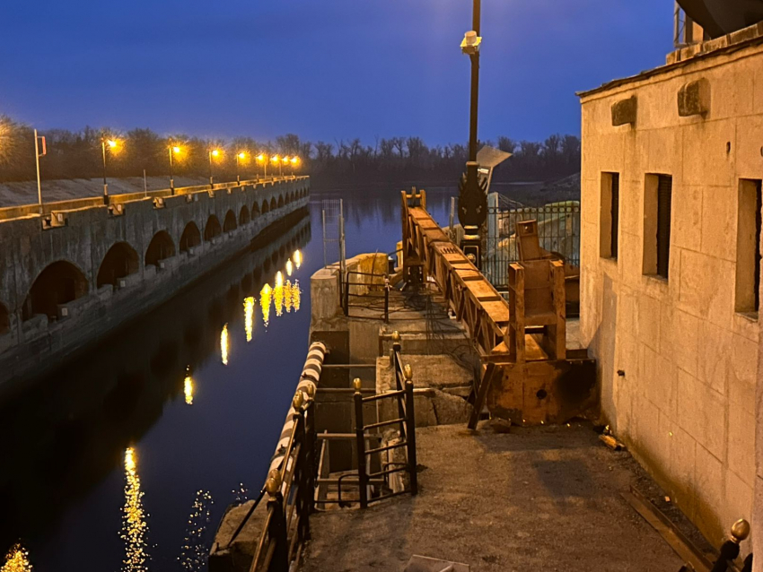 Слесарь упал с ворот Волго-Донского шлюза в Волгограде 