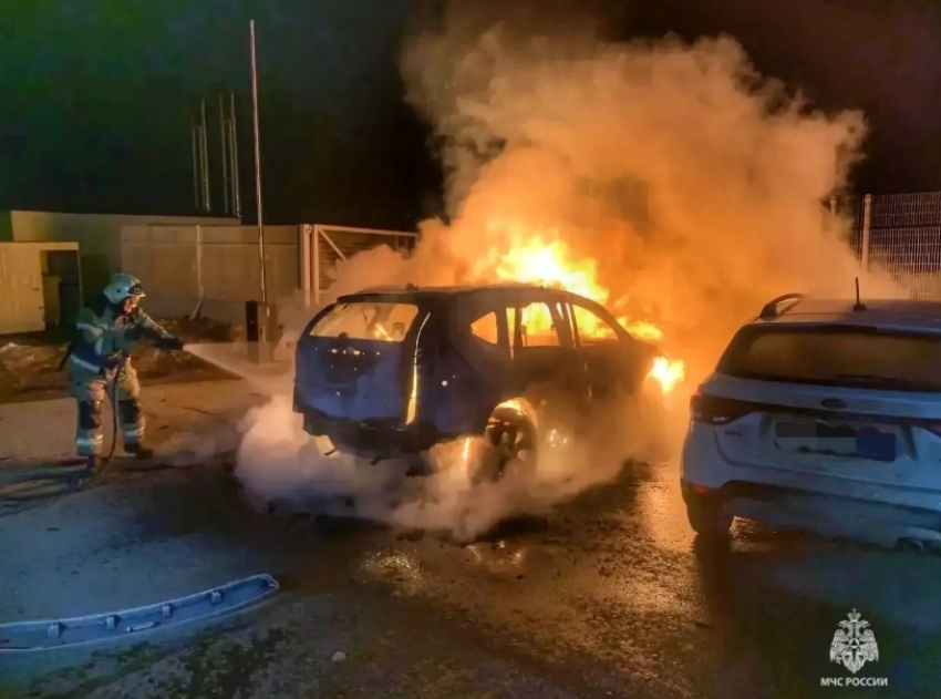 Взрыв от загоревшейся машины напугал ночью волгоградцев