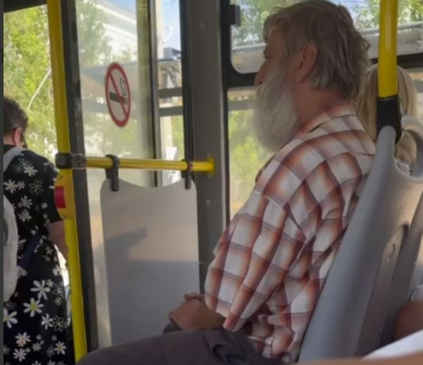 Серийного транспортного деда-онаниста приструнили на видео в Волгограде