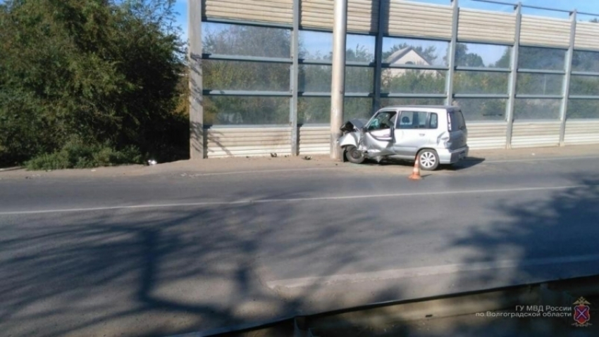 Под Волгоградом Nissan протаранил самосвал и влетел в столб: двое в больнице