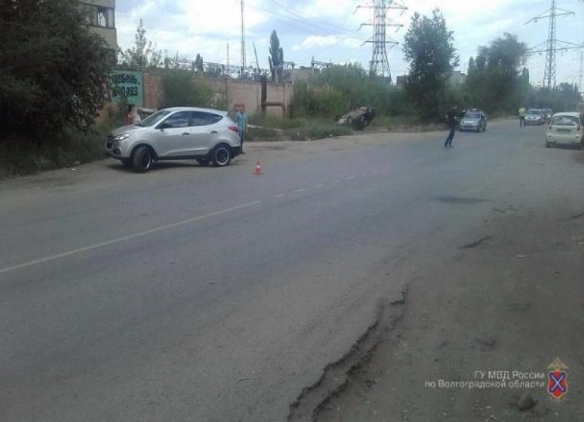 В Волгограде пассажирка такси вылетела из салона после аварии