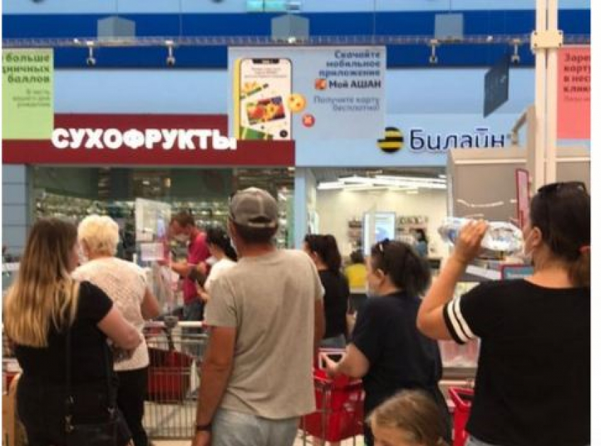 Жители Волгограда пожаловались на гигантские очереди в «Ашане» в пандемию