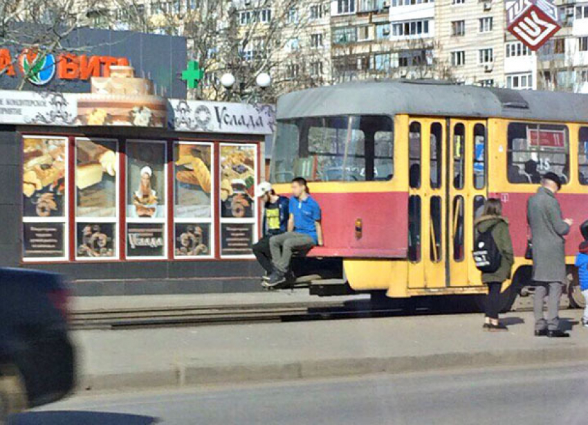 Двое волгоградцев прокатились по городу снаружи трамвая