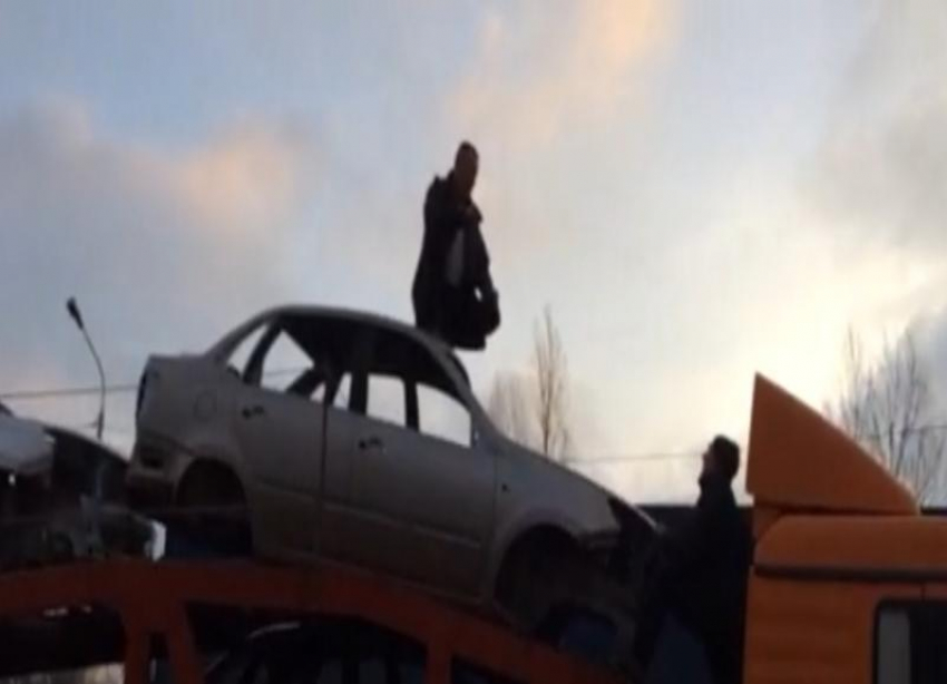 Прыжки неадекватного высотника-альпиниста по крышам машин автовоза в Волгограде попали на видео