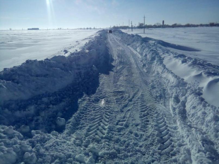 Танки пробиваются в засыпанные снегом села Волгоградской области