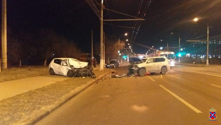 Водитель погиб, волгоградка и 13-летняя школьница в больнице после лобового ДТП