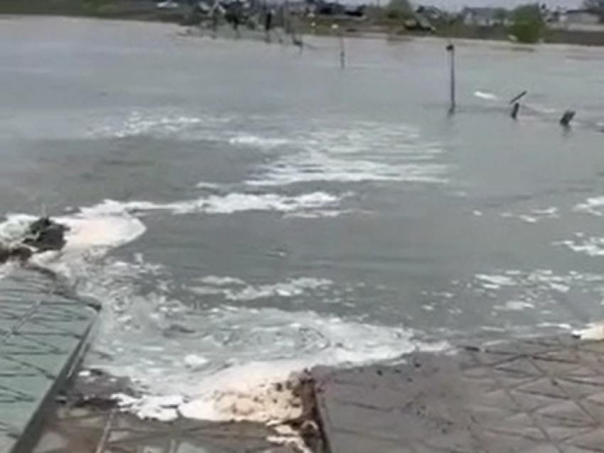 "Вода течет через борт, это ужас!": волгоградка из затапливающейся глубинки заявила об очередях на лодку