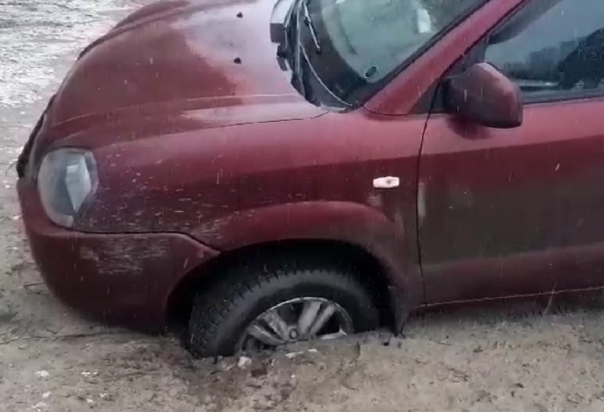 "Там черная бездна!": Hyundai провалился под землю на парковке в Волгограде