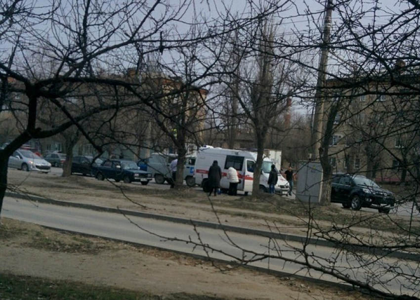 Пенсионер на ВАЗ-2107 сбил блондинку на проезжей части в Волгограде 