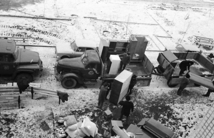 Новоселье в СССР: как в бесплатные квартиры заезжали на ЗиЛах — уникальные кадры
