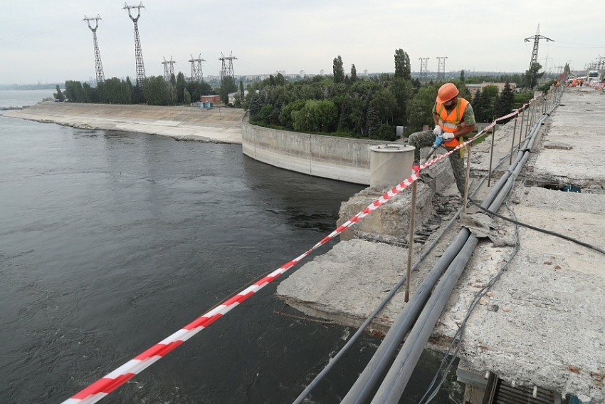 Рабочие на ГЭС переместились под мост