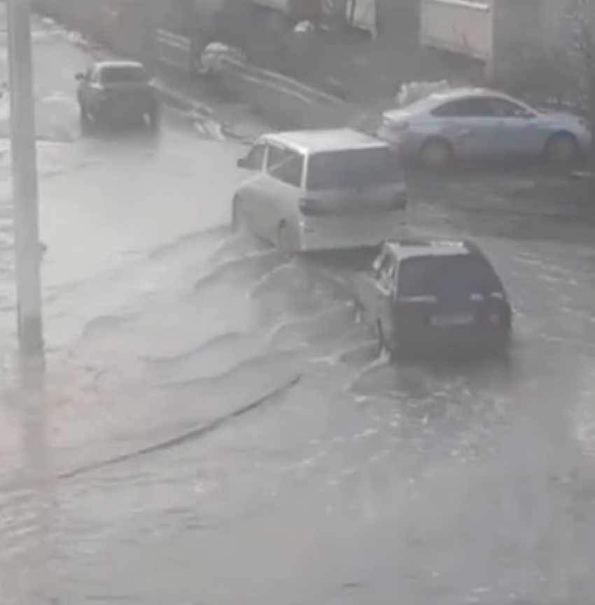 Дороги в Волгоградской области ушли под воду: жители сняли видео